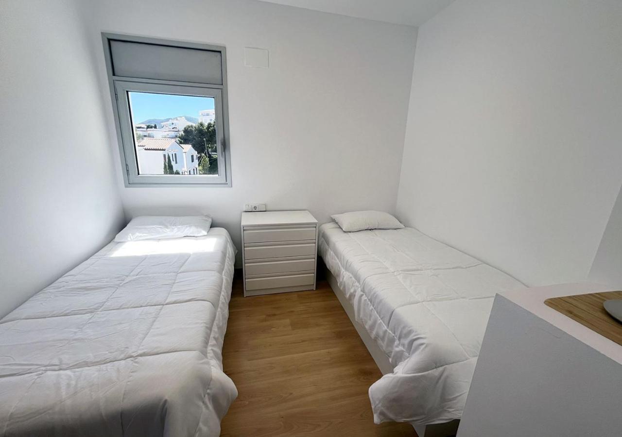 2-Bedroom Brand New Apartment Steps From The Beach Llança Exteriér fotografie
