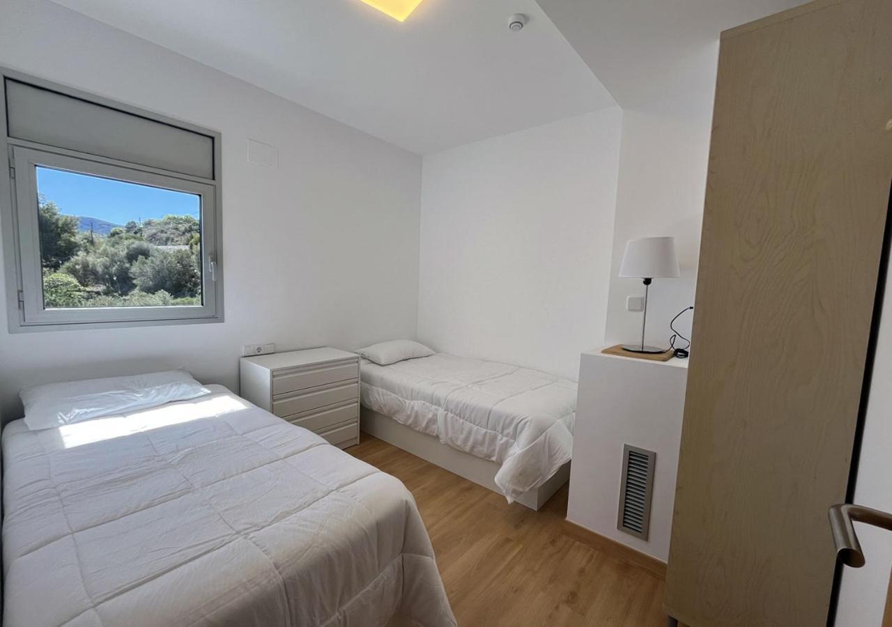 2-Bedroom Brand New Apartment Steps From The Beach Llança Exteriér fotografie