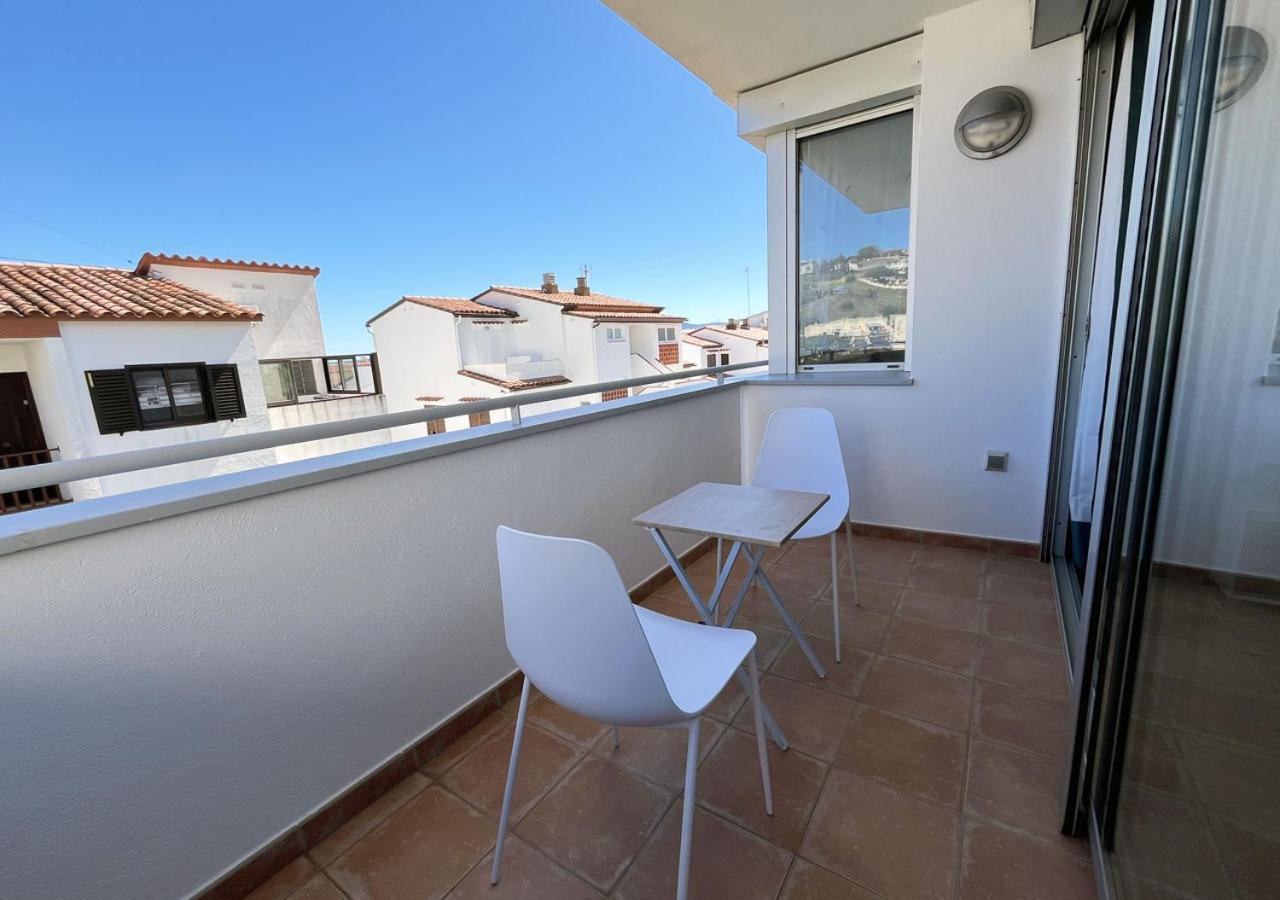 2-Bedroom Brand New Apartment Steps From The Beach Llança Exteriér fotografie