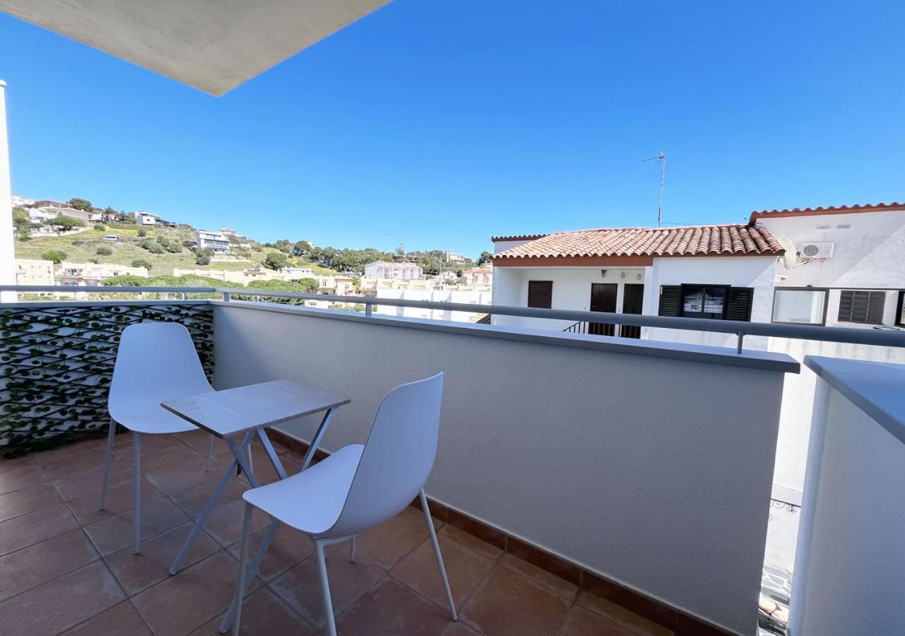 2-Bedroom Brand New Apartment Steps From The Beach Llança Exteriér fotografie
