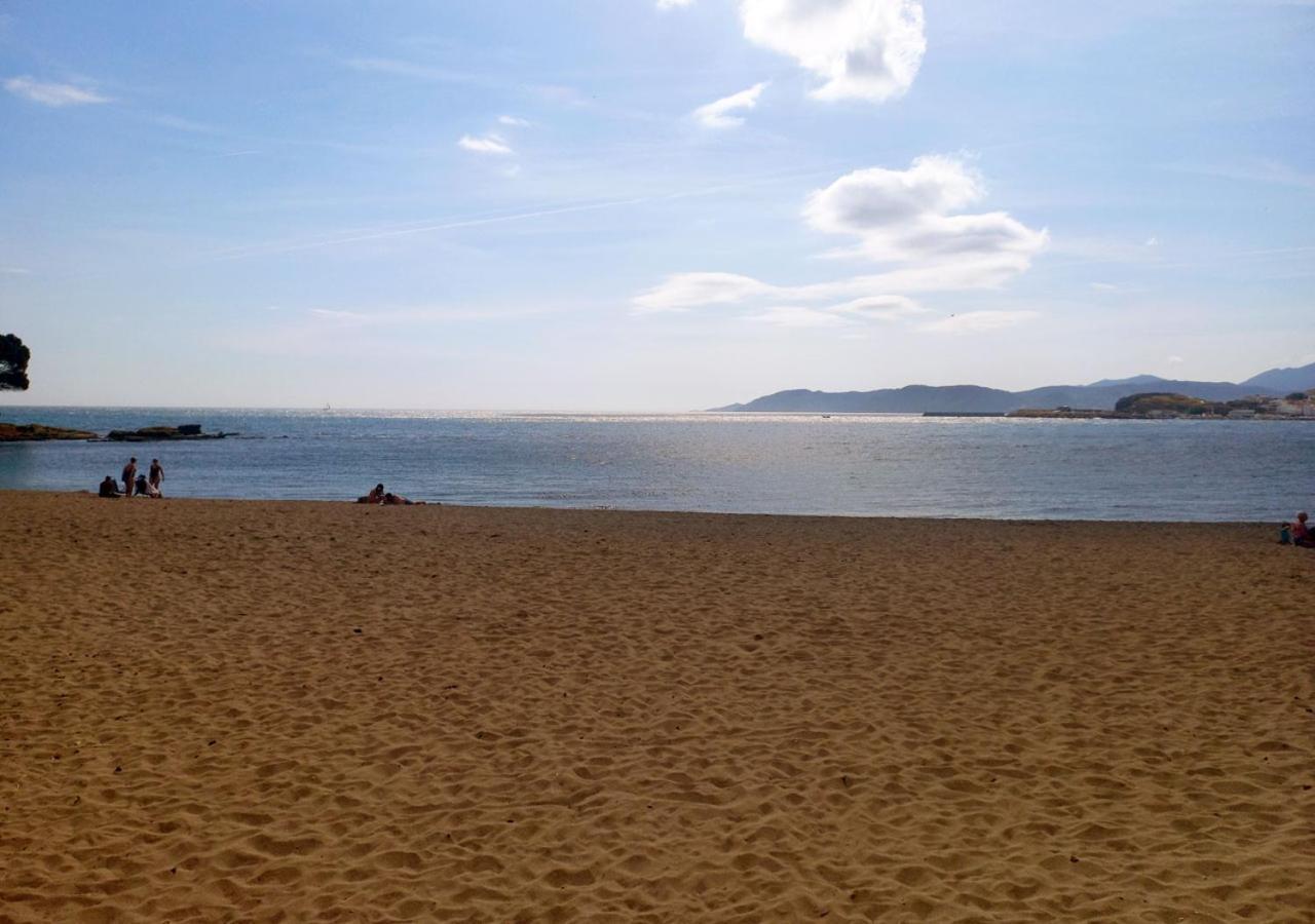 2-Bedroom Brand New Apartment Steps From The Beach Llança Exteriér fotografie